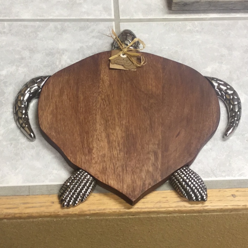 COOL TURTLE CUTTING BOARD.